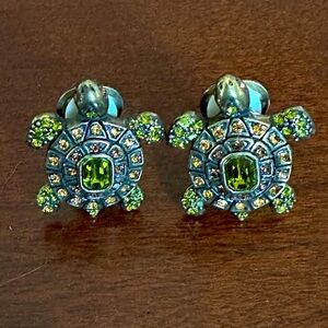Heidi Daus "Simply Irresistible" Turtle Post
Earrings 1.25" NWOT